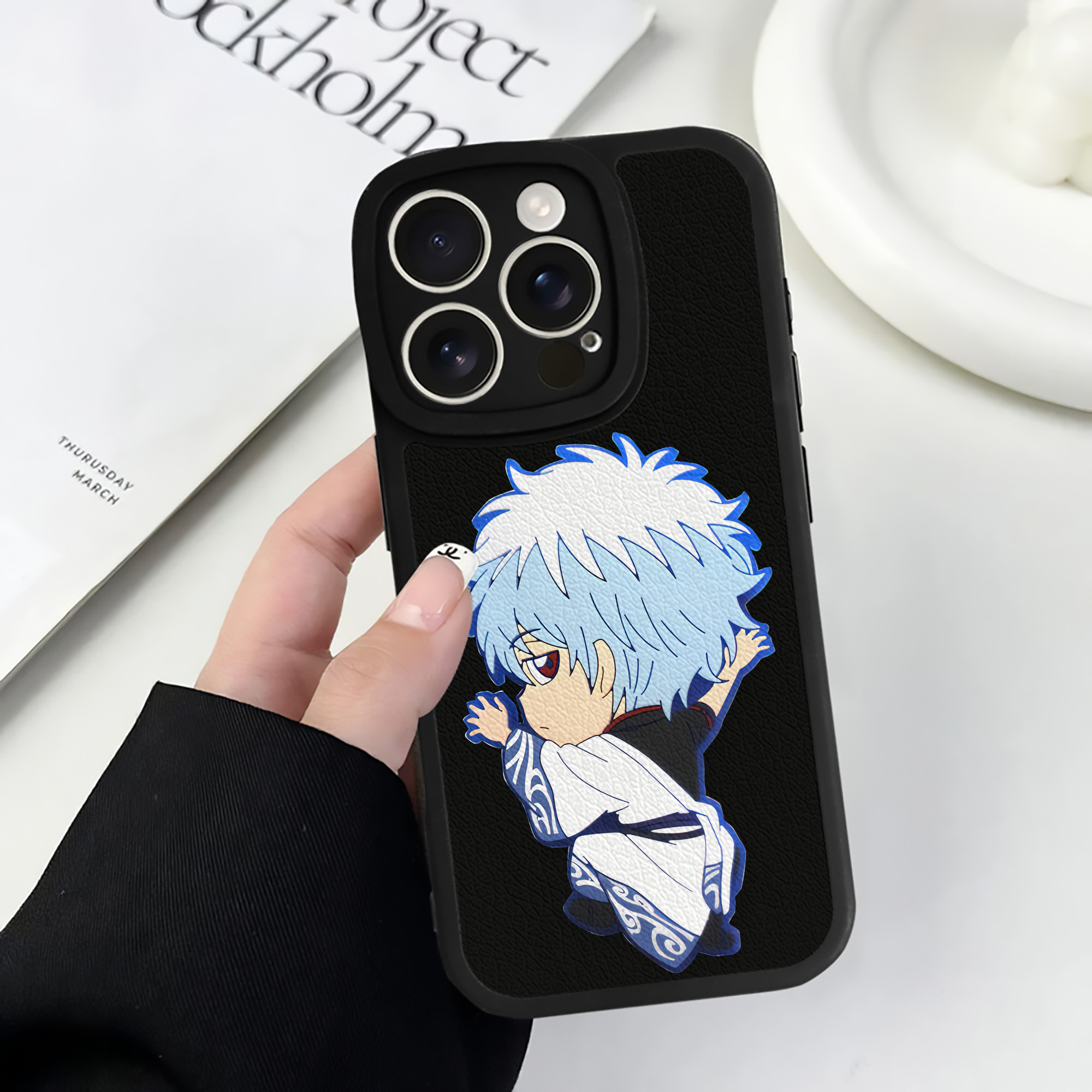 （画像用） ぎんたま 坂田銀時（さかたぎんとき） 神楽 志村新八（しむら しんぱち） GINTAMA Sakata Gintoki Kagura Shimura Shinpachi 【iPhone 16シリーズ対応】シリコンスマホケース（レザー調） 材質：シリコン